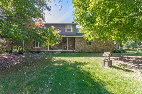 1025 Pinecone Dr, Howell, MI 48843 photo 1