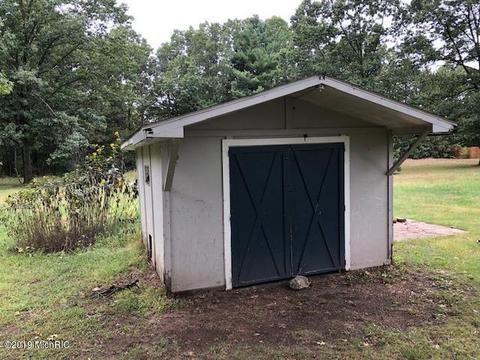 879 Carlson Dr, Stanton, MI 48888 photo 6
