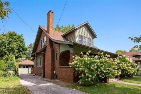 111 E Locust St, Three Oaks, MI 49128 photo 2