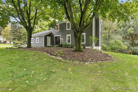 565 Edgeworthe Dr SE, Ada, MI 49301 photo 1