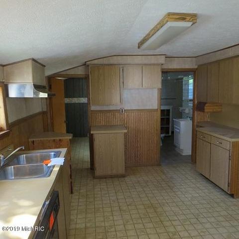 316 E Pine St, Stanton, MI 48888 photo 6