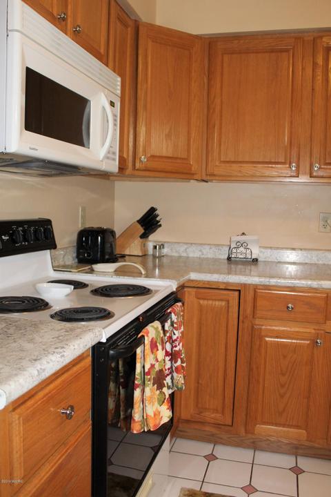 408 N Drive Dr E, Marshall, MI 49068 photo 8
