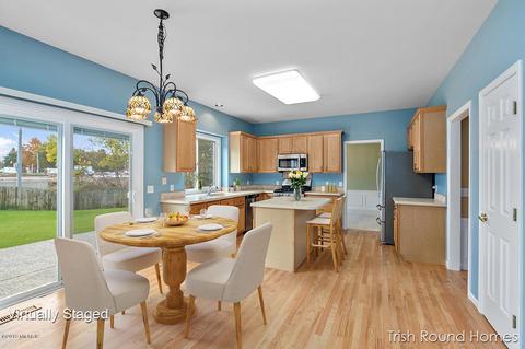21 Fox Point Ct NE, Ada, MI 49301 photo 2