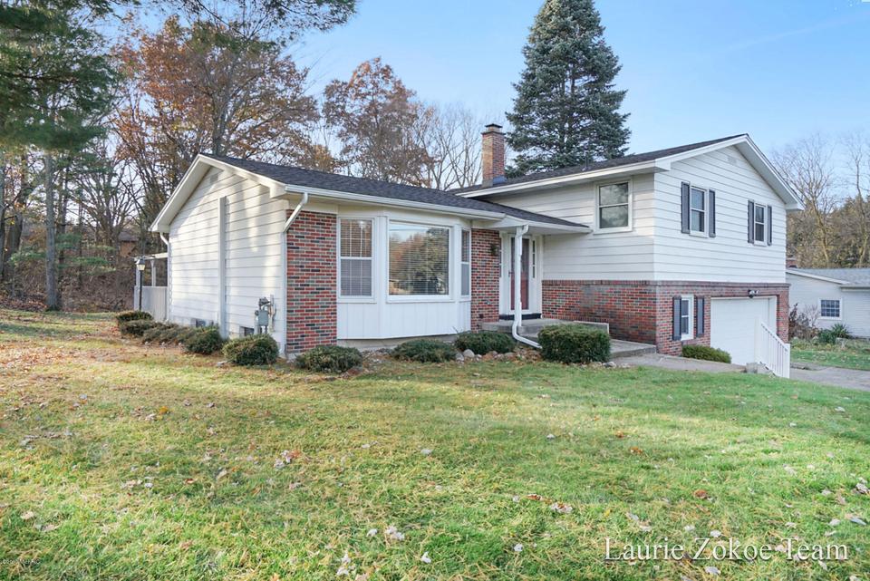  2736 Roanoke Dr NE, Grand Rapids, MI 49525 photo 2