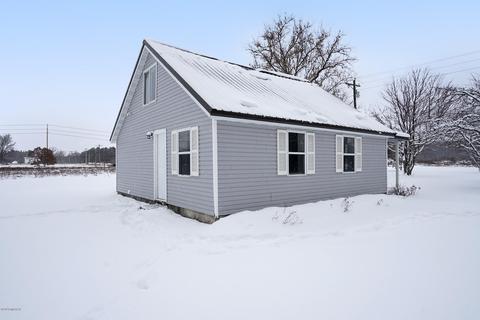 131 N Spruce Ave, White Cloud, MI 49349 photo 4