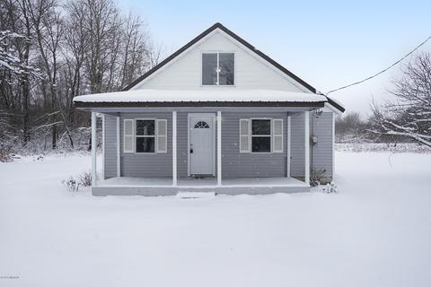 131 N Spruce Ave, White Cloud, MI 49349 photo 2