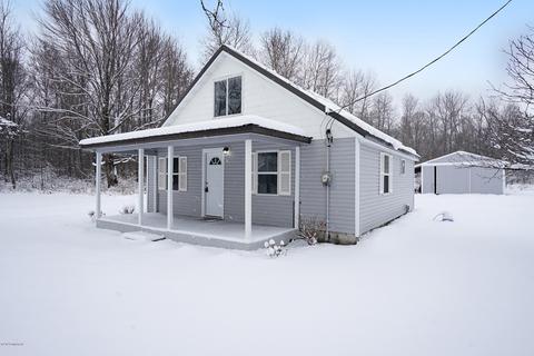 131 N Spruce Ave, White Cloud, MI 49349 photo 3