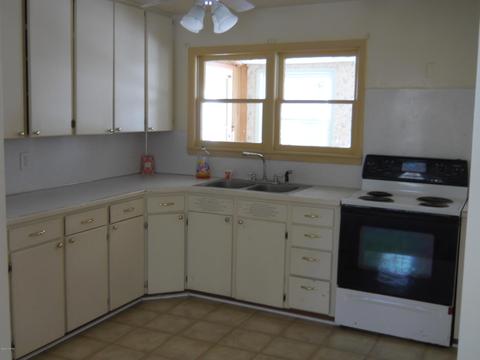 211 W Lakeview St, Crystal, MI 48818 photo 4