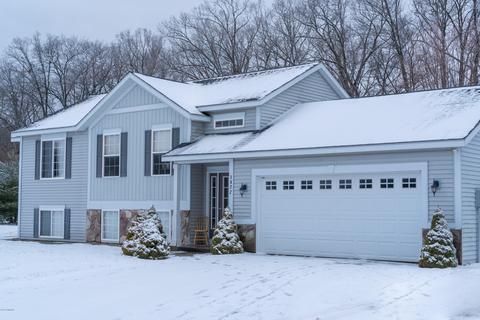 3822 Hidden Forest Dr, Dorr, MI 49323 photo 2