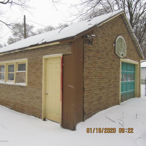 418 Brigham St, Plainwell, MI 49080 photo 2