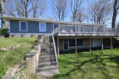 894 Johnson Dr, Quincy, MI 49082 photo 2
