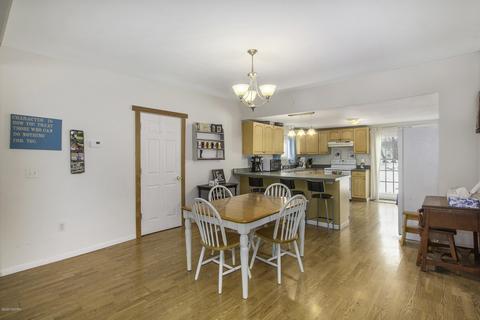 216 E Maple St, Shepherd, MI 48883 photo 5