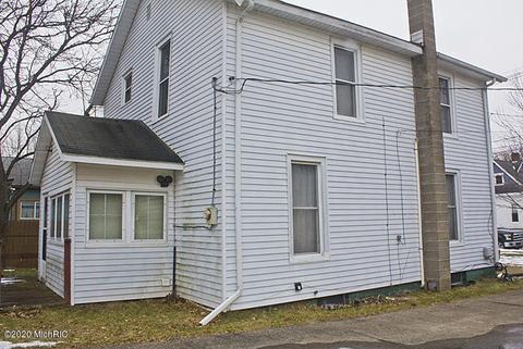 105 E Wayne St, Dowagiac, MI 49047 photo 2