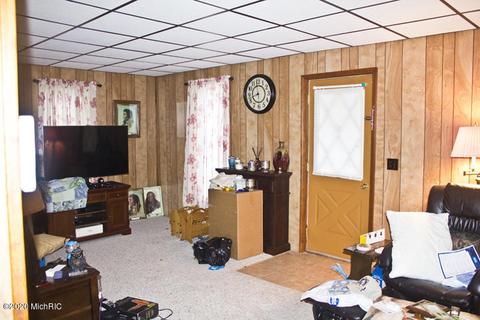 105 E Wayne St, Dowagiac, MI 49047 photo 4