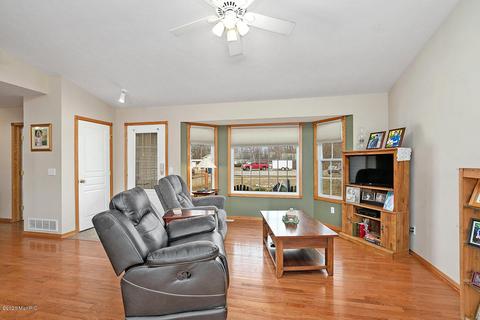 556 Atkinson St, Sparta, MI 49345 photo 4
