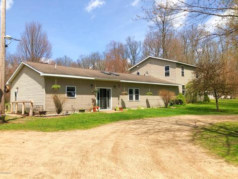 745 W Adams St, White Cloud, MI 49349 photo 1