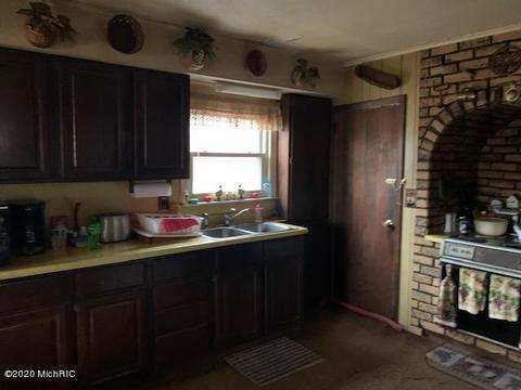 1571 2nd St, Plainwell, MI 49080 photo 3