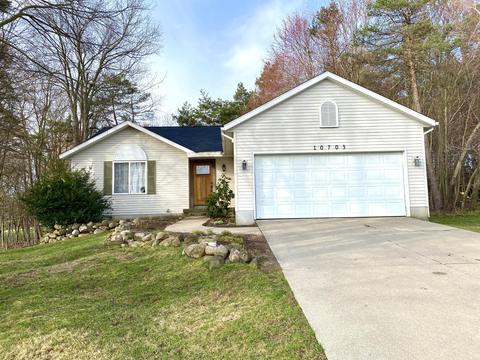 10703 Ridgewood Dr, Greenville, MI 48838