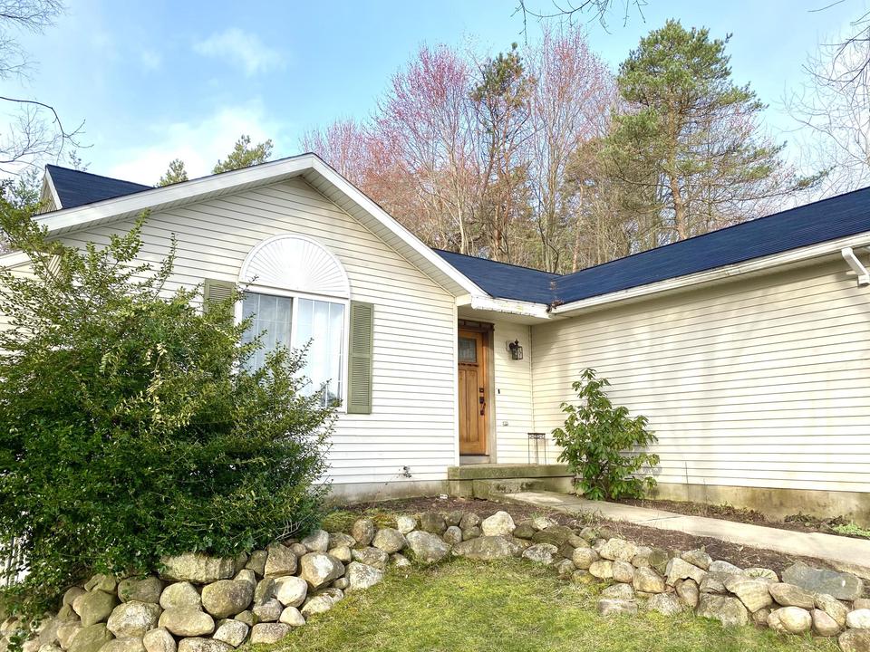  10703 Ridgewood Dr, Greenville, MI 48838 photo 3
