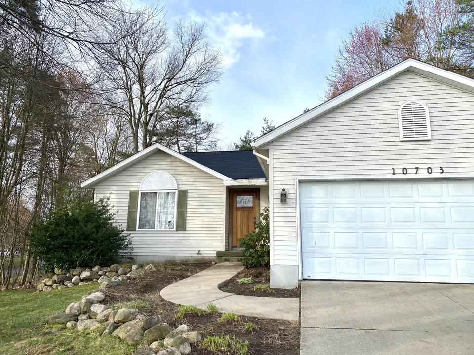  10703 Ridgewood Dr, Greenville, MI 48838 photo 2