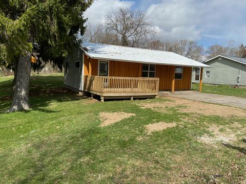 519 E Walnut St, Stanton, MI 48888 photo 4