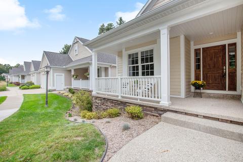 16481 Villa Pkwy, Spring Lake, MI 49456 photo 2