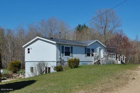 2793 Weeks Dr, Morley, MI 49336 photo 1