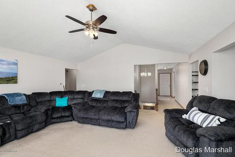 709 Park Street St, Belding, MI 48809 photo 4