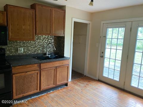 907 54th St, Pullman, MI 49450 photo 5