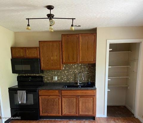 907 54th St, Pullman, MI 49450 photo 6