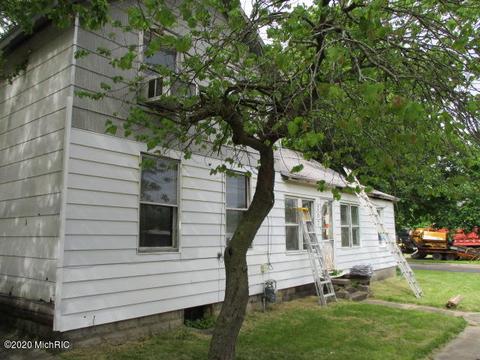 207 E 3rd St, Buchanan, MI 49107 photo 1