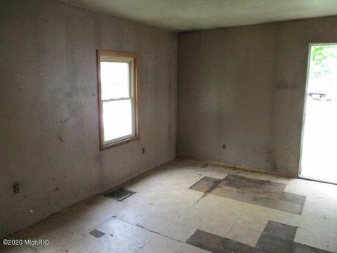 207 E 3rd St, Buchanan, MI 49107 photo 5
