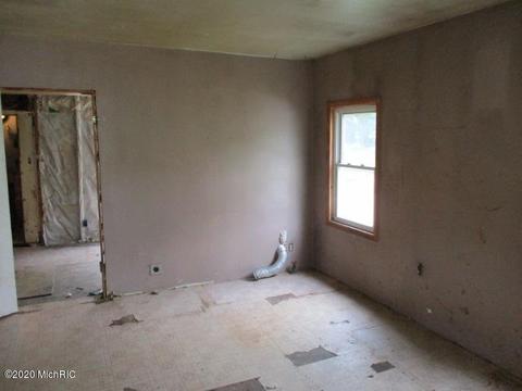 207 E 3rd St, Buchanan, MI 49107 photo 7