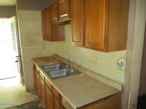 207 E 3rd St, Buchanan, MI 49107 photo 4