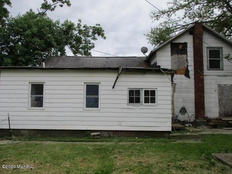 207 E 3rd St, Buchanan, MI 49107 photo 3