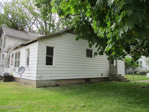 207 E 3rd St, Buchanan, MI 49107 photo 2