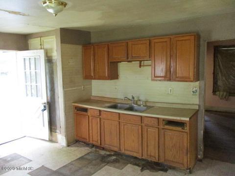 207 E 3rd St, Buchanan, MI 49107 photo 6