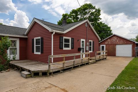 180 S Center St, Lowell, MI 49331 photo 2