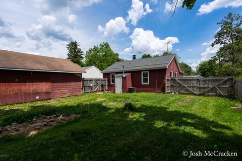180 S Center St, Lowell, MI 49331 photo 4