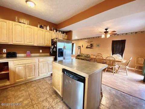 28 E Maple St, Fremont, MI 49412 photo 7