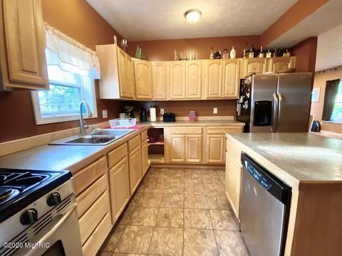 28 E Maple St, Fremont, MI 49412 photo 6