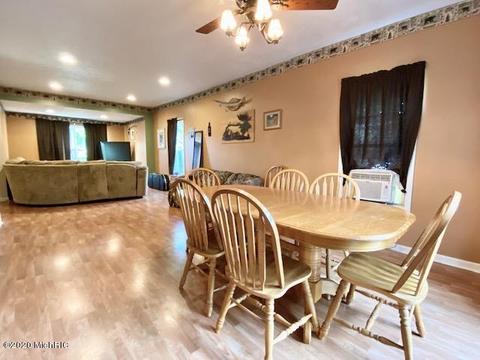 28 E Maple St, Fremont, MI 49412 photo 9
