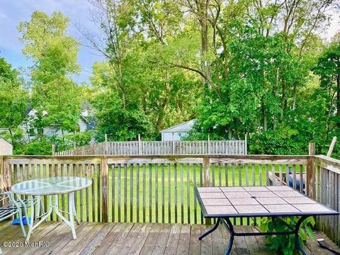 28 E Maple St, Fremont, MI 49412 photo 3