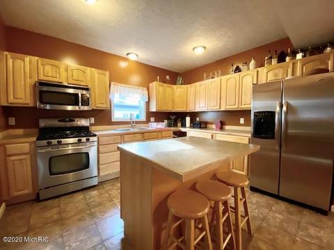 28 E Maple St, Fremont, MI 49412 photo 4
