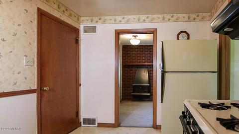 306 E Delaware St, Decatur, MI 49045 photo 5