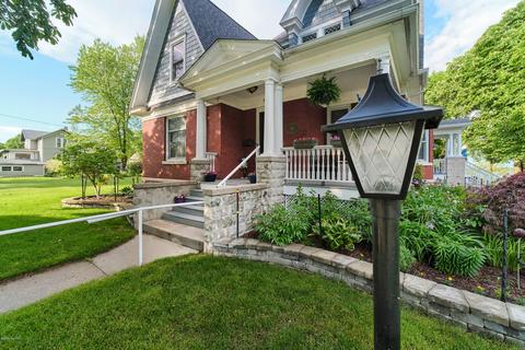 59 Smith St, Manistee, MI 49660 photo 3