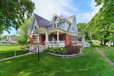 59 Smith St, Manistee, MI 49660 photo 2