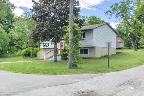 631 W May St, Belding, MI 48809 photo 2