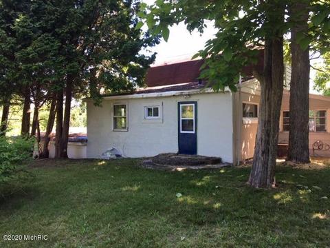 130 10th St, Plainwell, MI 49080 photo 2