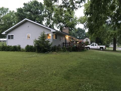 123 W Gilson St, Edmore, MI 48829 photo 3